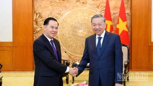 Le secrétaire général du Comité central du Parti communiste du Vietnam (PCV), To Lam (droite) et Thongsalith Mangnomek, secrétaire du Comité central du Parti populaire révolutionnaire lao (PPRL), président du Bureau du Comité central du PPRL. Photo : NDEL.