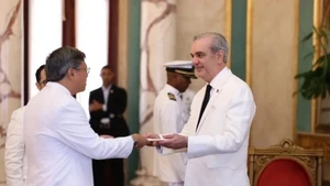 L'ambassadeur vietnamien Lê Quang Long présente ses lettres de créance au président de la République dominicaine Luis Rodolfo Abinader Corona. Photo : VNA