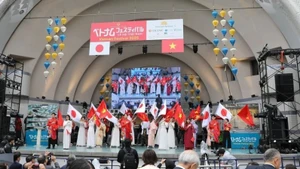 Les délégués coupent le ruban d'ouverture du Festival du Vietnam 2025 au Japon. Photo : VNA.