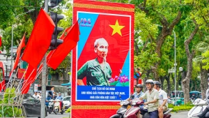 La capitale parée de drapeaux et de fleurs pour le 135e anniversaire du Président Hô Chi Minh