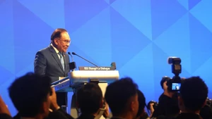 Le Premier ministre malaisien, Datuk Seri Anwar Bin Ibrahim, prononcé un discours spécial lors du 22e Dialogue Shangri-La à Singapour. Photo : VNA.
