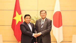 Le vice-Premier ministre Nguyen Chi Dung (gauche) et le Premier ministre japonais Shigeru Ishiba. Photo : VGP.