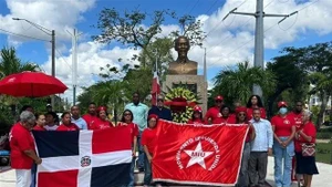 Des membres du Mouvement de la gauche unie de la République dominicaine rendent hommage au Président Hô Chi Minh à son Mémorial dans la ville de Santo Domingo Este, province de Santo Domingo. Photo : VNA.