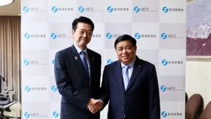 Le vice-Premier ministre Nguyen Chi Dung (à droite) rencontre à Tokyo le ministre japonais de l'Économie, du Commerce et de l'Industrie Muto Yoji. Photo : VNA.