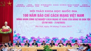 Lors du colloque “100 ans de presse révolutionnaire vietnamienne au service de l’oeuvre glorieuse du Parti et de la nation”. Photo : NDEL.