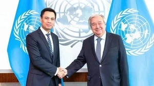 L’ambassadeur Dang Hoàng Giang (à gauche) fait ses adieux au secrétaire général des Nations Unies, António Guterres. Photo : VNA.