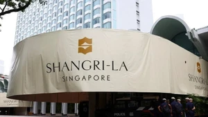 Des policiers assurent la sécurité près de l’entrée de l’hôtel Shangri-La à Singapour, le 30 mai 2025. Photo : Reuters.