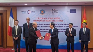 Lors de la cérémonie de remise des accords. Photo : Ambassade de France au Vietnam.
