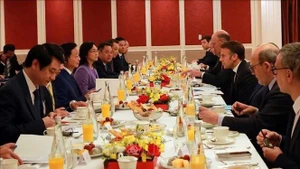 Le petit-déjeuner de travail entre le vice-Premier ministre vietnamien Tran Hong Ha et le président français Emmanuel Macron. Photo : VNA. 