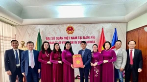 Mme Nguyen Lan Huong, présidente du Comité du Front de la Patrie du Vietnam de la ville de Hanoï, a exprimé ses sincères remerciements à l’ambassade du Vietnam en République d’Afrique du Sud pour sa collaboration étroite avec la ville de Hanoï. 