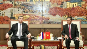 Le président du Comité populaire de la ville de Hai Phong et le gouverneur de la province de Vladimir lors de la réunion de travail. 