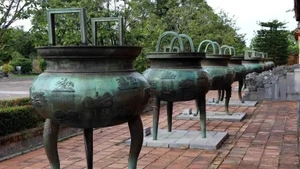 Les bas-reliefs gravés sur les neuf urnes de bronze dans la Cité impériale de Huê