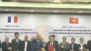 Séance de travail entre l'Académie des sciences et technologies du Vietnam et une délégation d'instituts de recherche nationaux et d'universités de premier plan de France. Photo : VNA. 