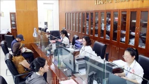 Traitement des procédures administratives au guichet unique de la ville de Dông Hoi, province de Quang Binh (Centre). Photo : VNA. 