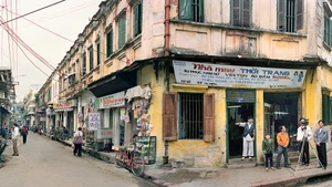 La vie quotidienne à la rue Ta Hiên (dans l'arrondissement de Hoàn Kiêm, capitale Hanoi du Vietnam) en 1999. 