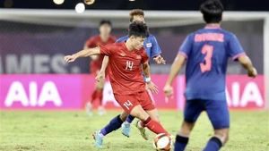 Le milieu de terrain du Vietnam, Nguyên Van Truong (maillot rouge, N°14). Photo : VNA.