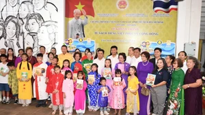 Lors de la cérémonie d'inauguration d'une bibliothèque de livres en vietnamien au service de la communauté. Photo: NDEL