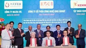 Lors de la cérémonie de signature d’un accord sur l'investissement d’une valeur de 6 milliards de dollars dans le développement d'infrastructures énergétiques et la production industrielle verte à Hô Chi Minh-Ville. Photo : VNA