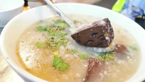 La bouillie de canard (Cháo vịt). Photo : TasteAtlas