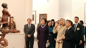 Ngô Phuong Ly et Brigitte Macron au Musée des Beaux-Arts du Vietnam, à Hanoï. Photo: VNA