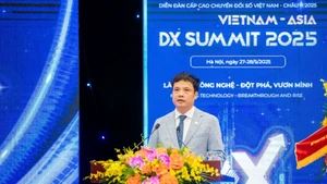 Nguyen Van Khoa, président de l'Association vietnamienne de l'Industrie du Logiciel et des Services informatiques, prend la parole. Photo: VOV