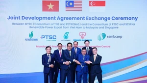 Cérémonie d’échange d’un accord de coopération tripartite Vietnam-Malaisie-Singapour portant sur l’exportation d’électricité issue d'énergies renouvelables. Photo: VNA