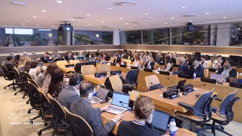Table ronde internationale sur le thème : « Une participation égale et inclusive des femmes dans le domaine du droit international : enseignements tirés de l’expérience et solutions pour surmonter les obstacles actuels ». Photo: VNA