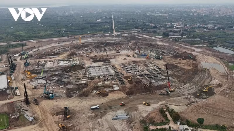 À Hung Yen, le chantier du deuxième plus grand stade du Vietnam s'accélère