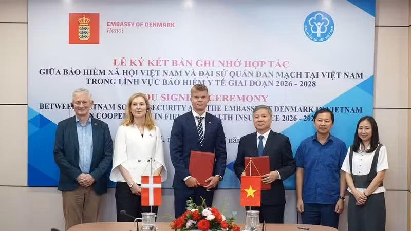La Sécurité sociale du Vietnam et l’ambassade du Danemark signent le mémorandum de coopération dans le domaine de l’assurance maladie pour la période 2026-2028. Photo : VSS