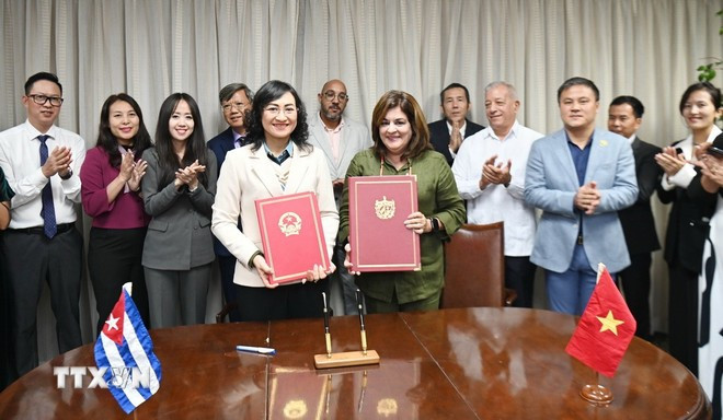 La vice-ministre vietnamienne de l’Industrie et du Commerce, Phan Thi Thang, et la vice-ministre cubaine du Commerce international et des Investissements étrangers, Deborah Rivas Saavedra, signent le procès-verbal de la réunion. Photo : VNA 