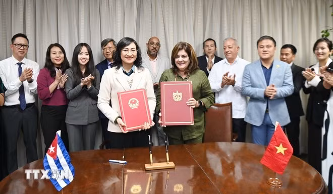 La vice-ministre vietnamienne de l’Industrie et du Commerce, Phan Thi Thang, et la vice-ministre cubaine du Commerce international et des Investissements étrangers, Deborah Rivas Saavedra, signent le procès-verbal de la réunion. Photo : VNA 