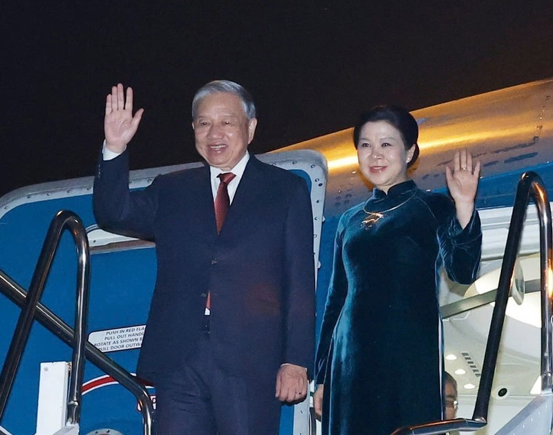 Le secrétaire général du Parti communiste du Vietnam (PCV), To Lam, et son épouse, accompagnés d'une délégation de haut niveau, ont quitté l'aéroport international de Wattay à Vientiane, concluant avec succès leur visite d'État au Laos. Photo : VNA. 