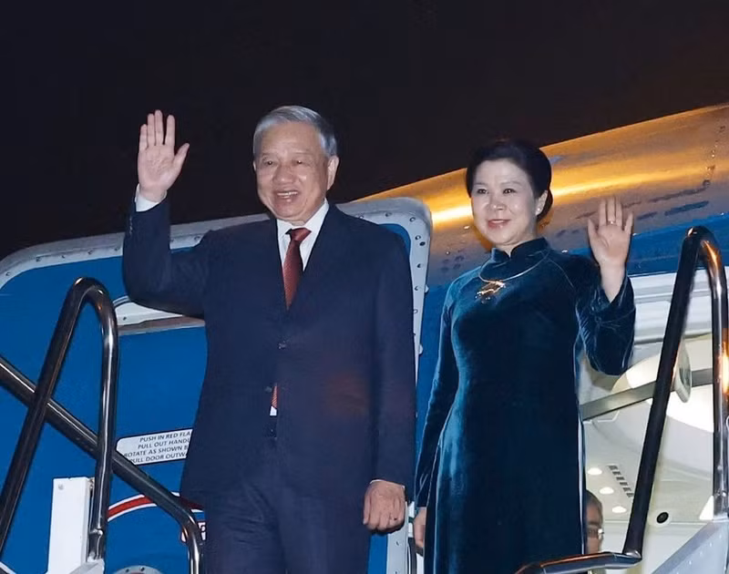 Le secrétaire général du Parti communiste du Vietnam (PCV), To Lam, et son épouse, accompagnés d'une délégation de haut niveau, ont quitté l'aéroport international de Wattay à Vientiane, concluant avec succès leur visite d'État au Laos. Photo : VNA. 