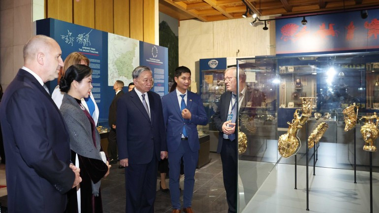 Le secrétaire général To Lam (4e à partir de la gauche), son épouse Ngo Phuong Ly, et le président bulgare Roumen Radev et son épouse au Musée national d’histoire de Bulgarie. Photo : VNA 