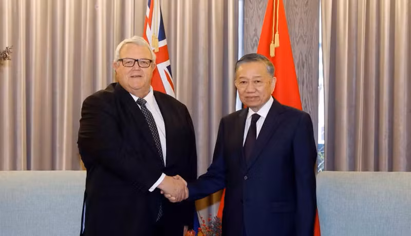 Le secrétaire général du Parti communiste du Vietnam et président de la République, Tô Lâm (droite) et le président du Parlement néo-zélandais, Gerry Brownlee, en août 2026 en Nouvelle-Zélande. Photo : VNA. 