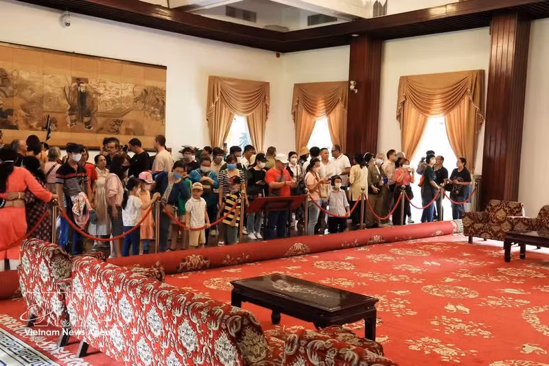 Visiteurs internationaux au Palais de l'indépendance, un site emblématique de Hô Chi Minh-Ville. Photo: VNA