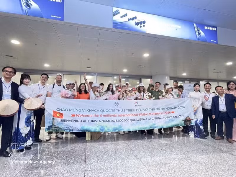 Les responsables du tourisme et les agences de voyages de Hanoï accueillent le 5 millionième visiteur international à Hanoï en 2026 et une délégation espagnole à l'aéroport international de Nôi Bài. Photo : VNA