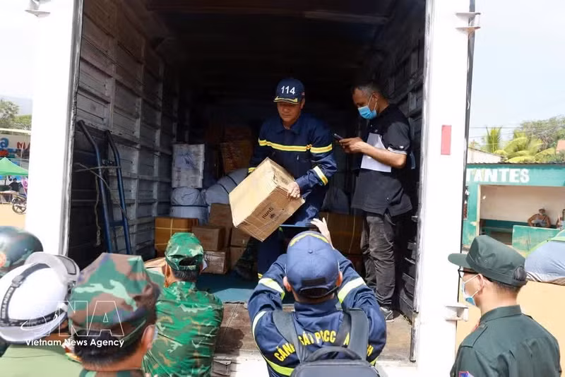 Acheminement de produits de première nécessité et de denrées alimentaires vers le campement provisoire des victimes des séismes. Photo: VNA