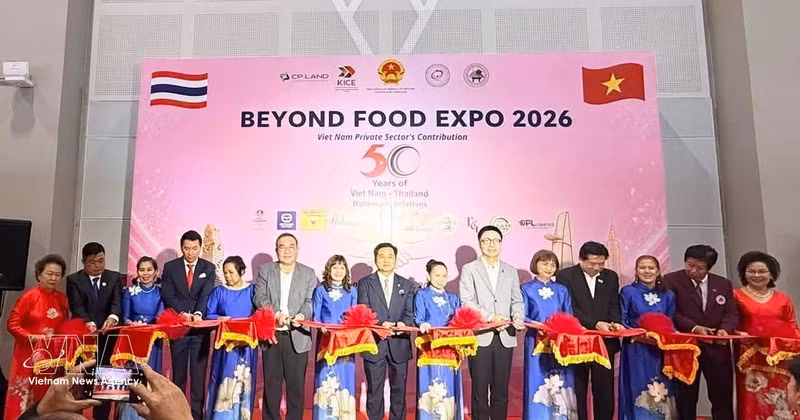 Le consul général du Vietnam à Khon Kaen, Dinh Hoang Linh, accompagné de représentants d'entreprises et de Vietnamiens de l'étranger, a coupé le ruban pour inaugurer l'exposition. Photo : VNA 
