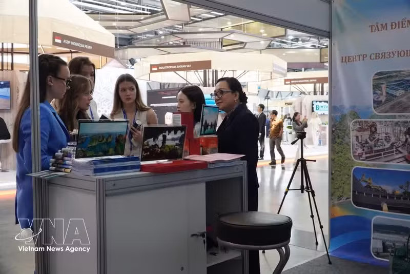 Des visiteurs au stand de la province de Quang Ninh lors du salon INNOPROM. Photo: VNA