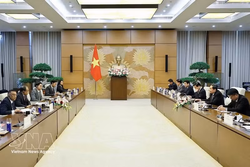 Le président de l'Assemblée nationale du Vietnam (AN), Trân Thanh Mân (droite) reçoit le procureur général de Malaisie, Tan Sri Mohd Dusuki Mokhtar. Photo: VNA