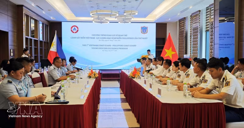 De jeunes officiers des garde-côtes vietnamiens et philippins échangent leurs expériences en matière de police maritime. Photo : VNA. 