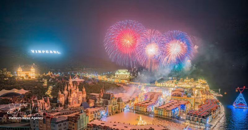 L'île de Hon Tre, dans la province de Khanh Hoa, s'illumine de feux d'artifice. Photo: VNA 