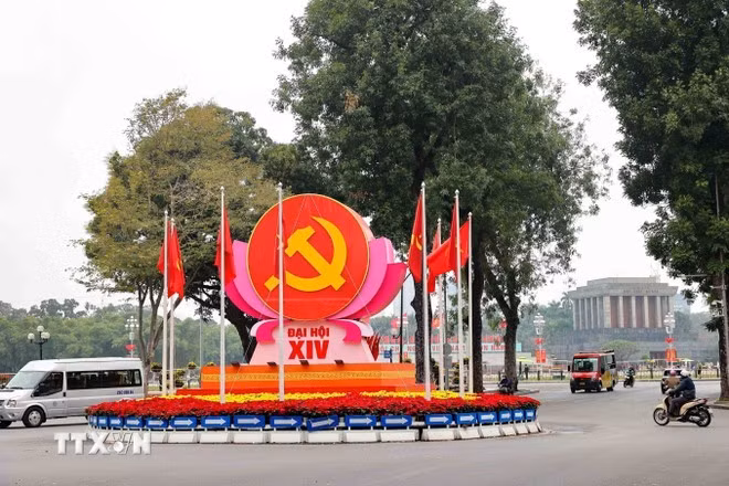L'emblème de la faucille et du marteau, le drapeau du Parti et le drapeau national sont fièrement affichés au carrefour Dien Bien Phu–Doc Lap–Chu Van An à Hanoï pour commémorer le XIVe Congrès national du Parti communiste vietnamien. (Photo : VNA)