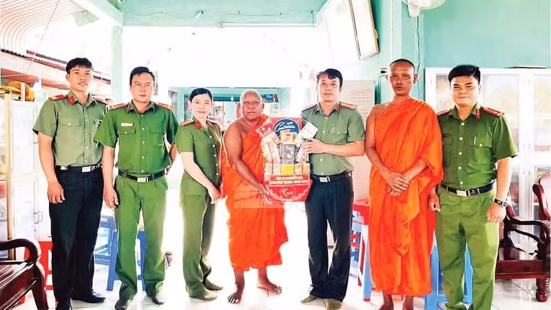 Des cadres et policiers du quartier de To Chau, dans la province d’An Giang, remettent des cadeaux aux représentants d’une pagode locale à l’occasion du Nouvel An traditionnel Chol Chnam Thmay. (Photo : VAN HAU)