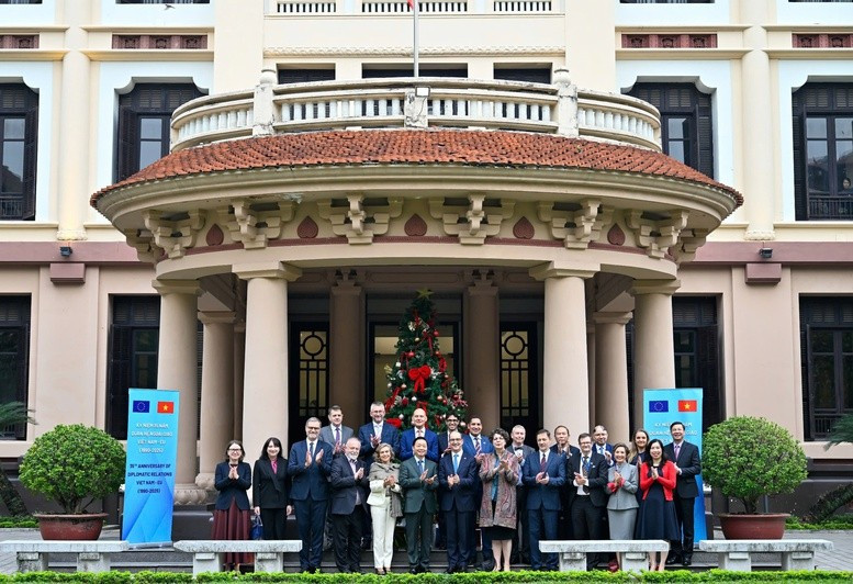 Le vice-PM Tran Hong Ha reçoit les ambassadeurs et chargés d'affaires de l'UE le 16 décembre à Hanoï. Photo : VGP.