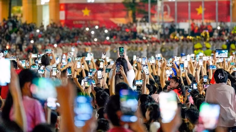 Des centaines d’appareils mobiles filment simultanément lors d’un événement à Hanoï. Photo : Nguyen Dong/VnExpress