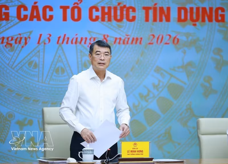Le Premier ministre Le Minh Hung lors d’une réunion avec la Banque d’État du Vietnam et les établissements de crédit. Photo : VNA.