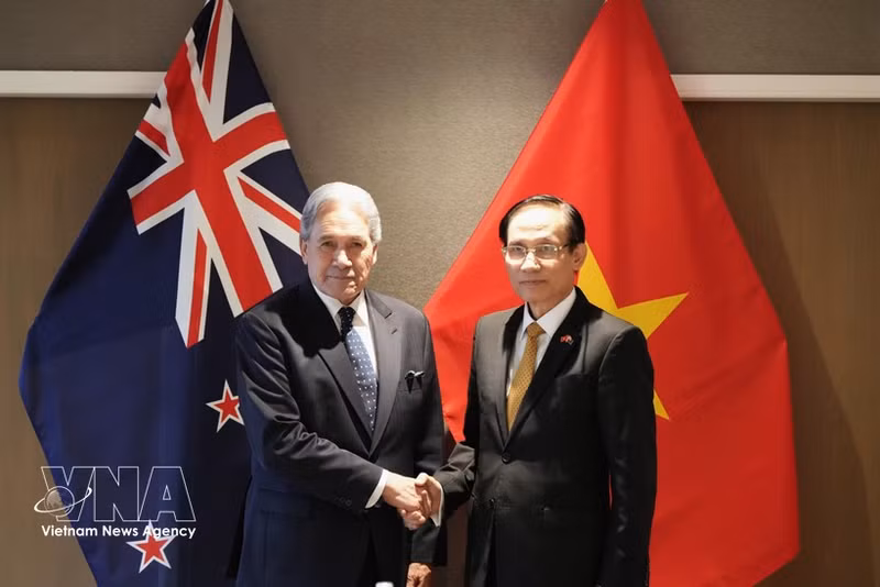 Le ministre vietnamien des Affaires étrangères, Le Hoai Trung, et son homologue néo-zélandais des Affaires étrangères, Winston Peters. Photo : VNA