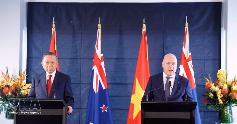 Le secrétaire général du PCV et président To Lam (gauche) et le Premier ministre néo-zélandais Christopher Luxon à la rencontre avec la presse pour annoncer les résultats de leur entretien. Photo : VNA. 